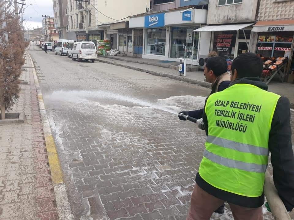 Özalp’ta cadde ve sokaklar deterjanlı suyla yıkandı 