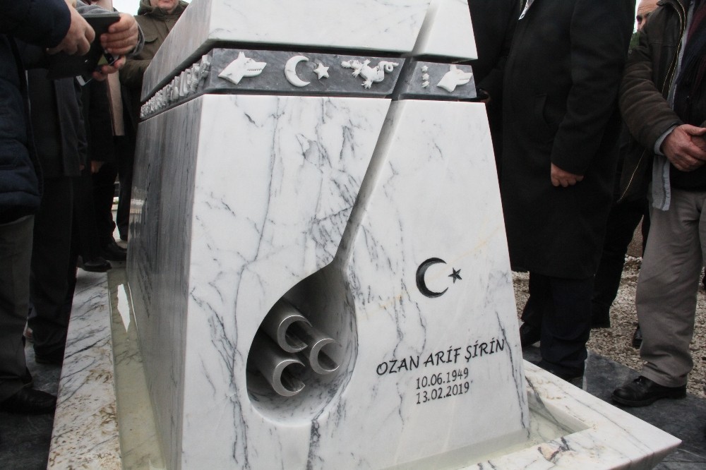 Ozan Arif mezarı başında anıldı 
