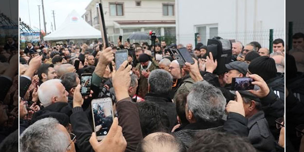 Ozan Arif'in cenazesinde tepki çeken görüntü