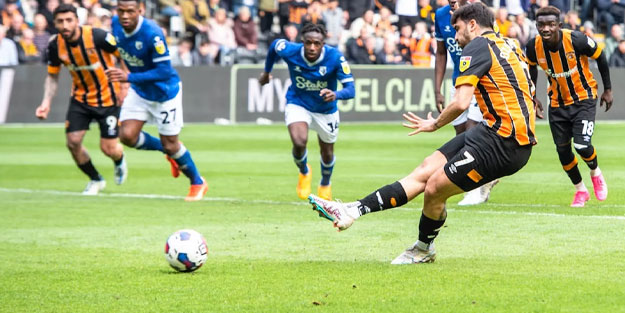 Ozan Tufan, Hull City'i sırtladı