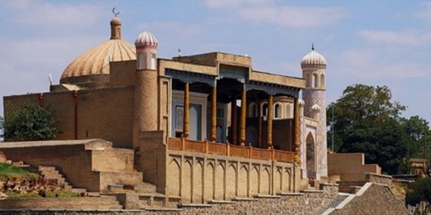 Cuma namazından önce camileri kilitlediler