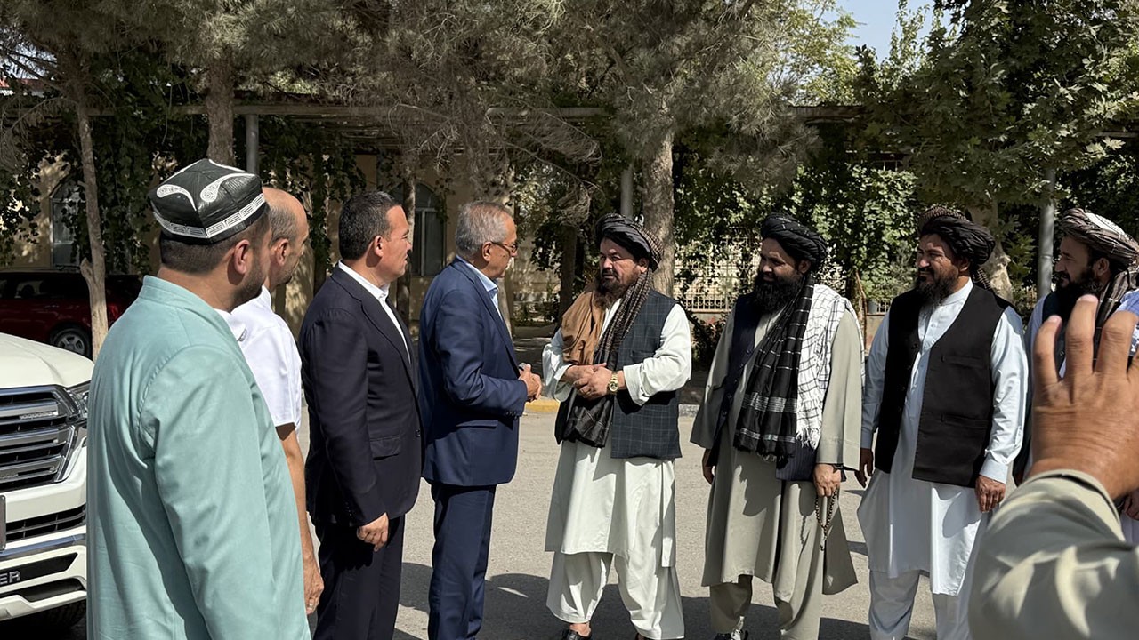 Özbeklerden Afganistan'a 265 ton yardım