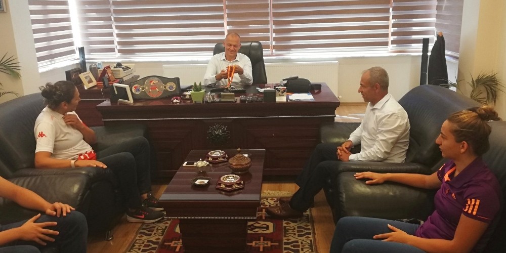 Özçelik’ten Avrupa şampiyonu Güneri’ye destek 