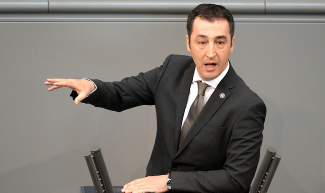 Özdemir, Alman da Türk de değilmiş!