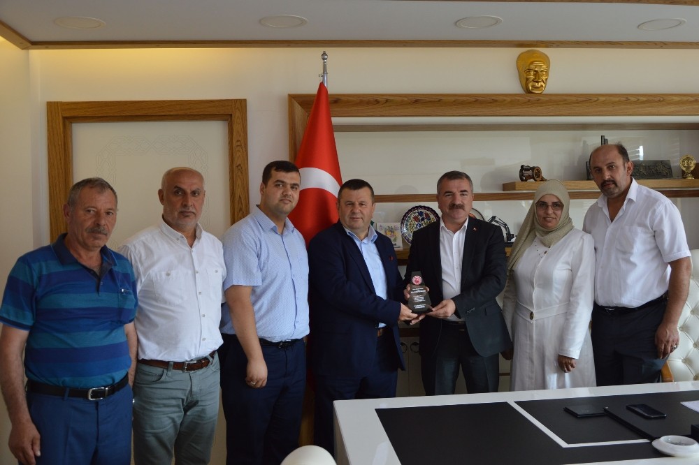 Özdemir: “Derneklerin katkısı çok önemli” 