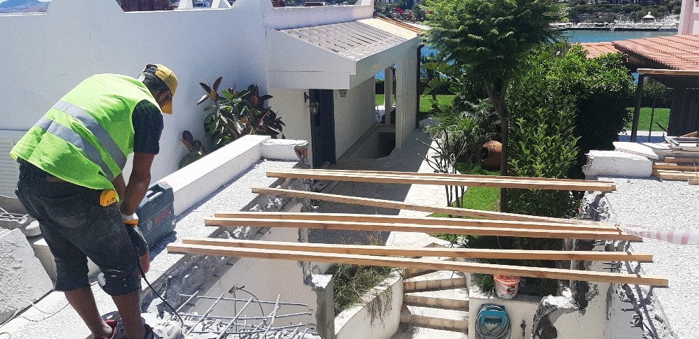 Özdil’in otoparkı yerle bir oldu 