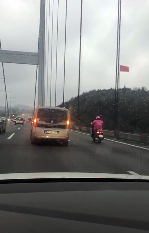 (Özel) Köprüden geçen motosikletli kuryeye sürücüler kalkan oldu 