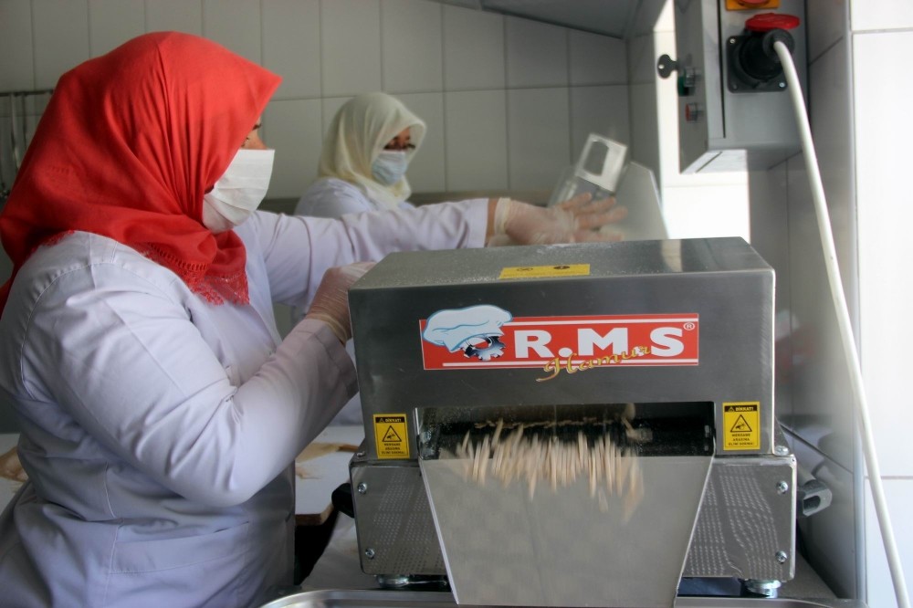 (Özel) 11 kadın çiftçi hem tarlalarında üretiyor hem de mamul haline getiriyor 