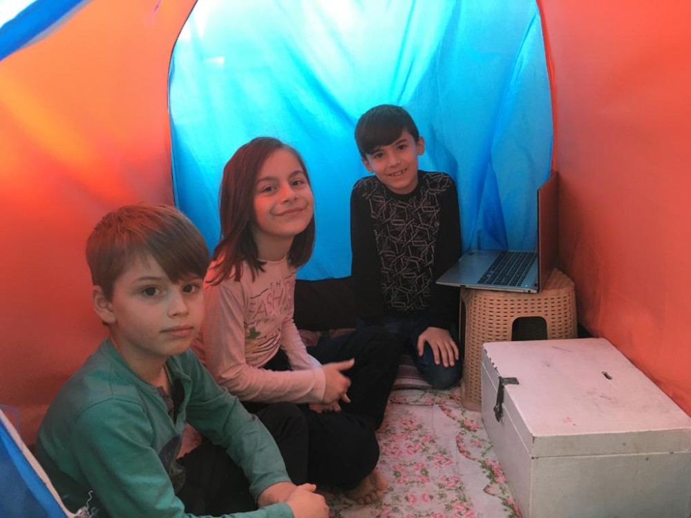 (Özel) 3 kardeş balkonda kurdukları çadırda ders çalışıyor 