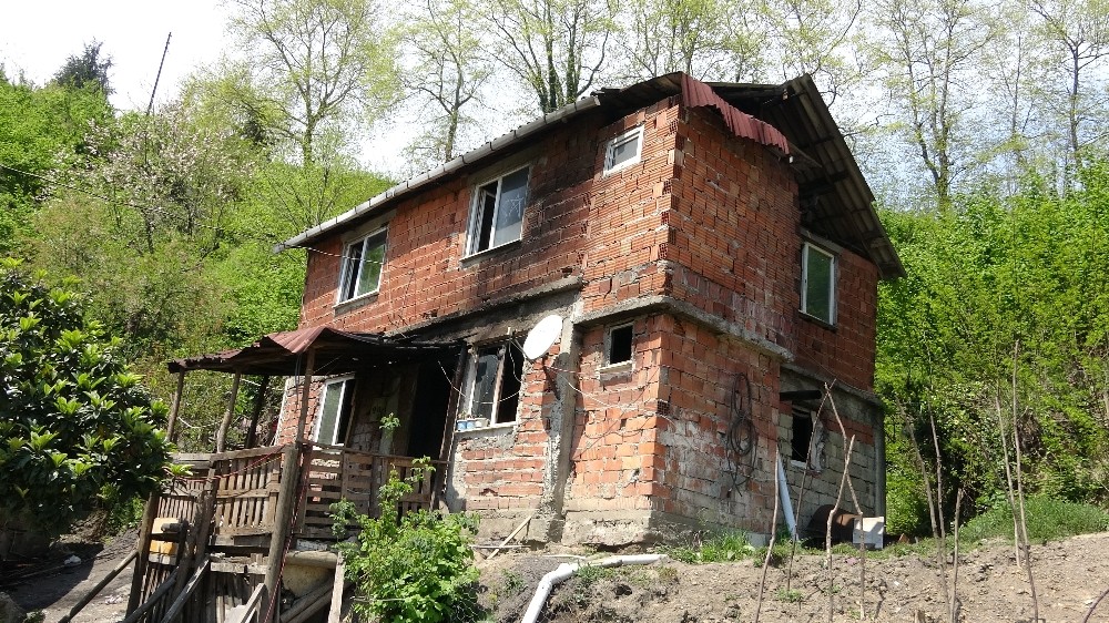 (Özel) 3 Yaşındaki çocuk çakmakla oynarken evi yaktı 