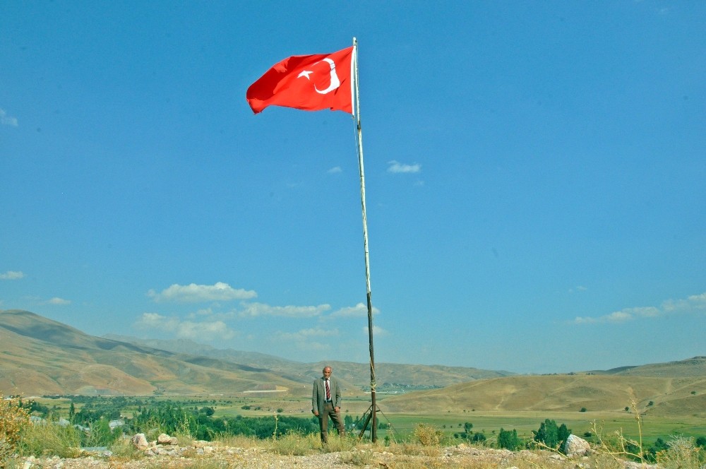 (Özel) 35 yıldır Türk bayrağını köyünde dalgalandırıyor 