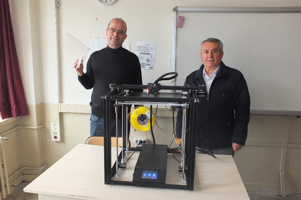 (Özel) 3D teknolojisi ile sağlık çalışanlarına siperli başlık üretiyorlar 