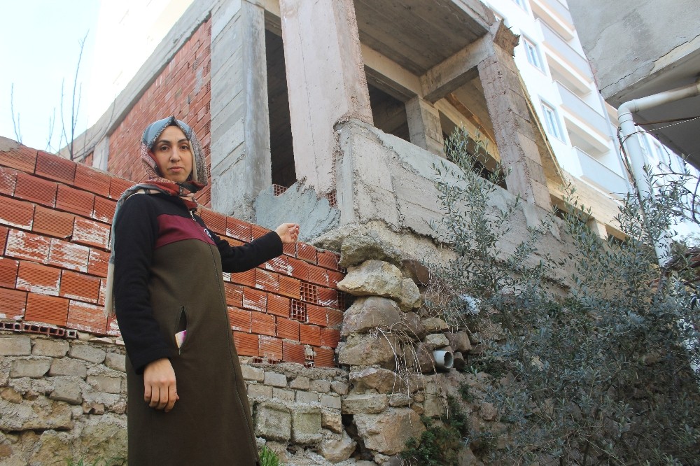 (Özel) 40 yıllık istinat duvarının üzerine inşa edilen bina vatandaşları korkutuyor 