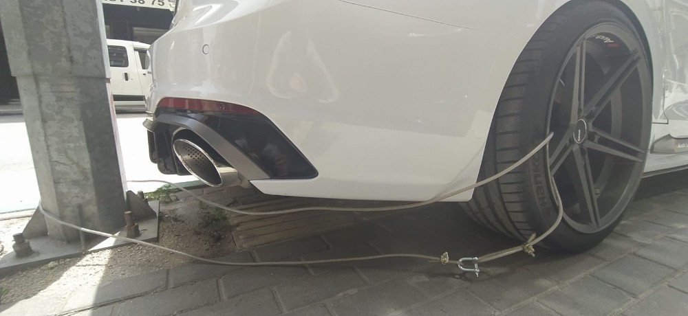 (Özel) 400 bin liralık araca öyle bir şey yaptı ki...Gören bir daha dönüp bakıyor 