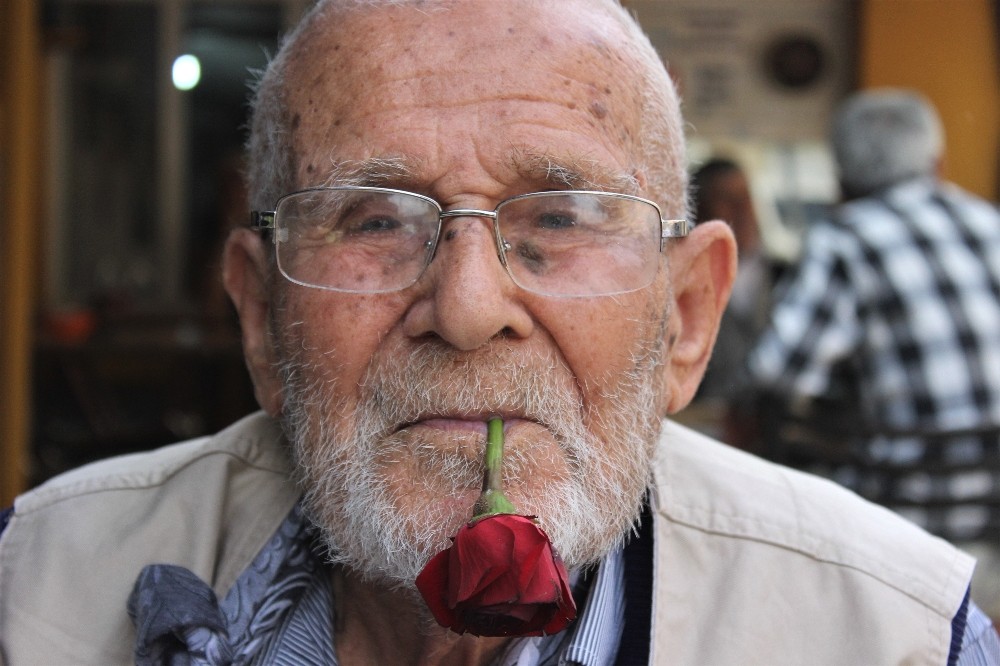 (Özel) 62 yıldır ağzından düşürmediği gülle virüse meydan okuyor 