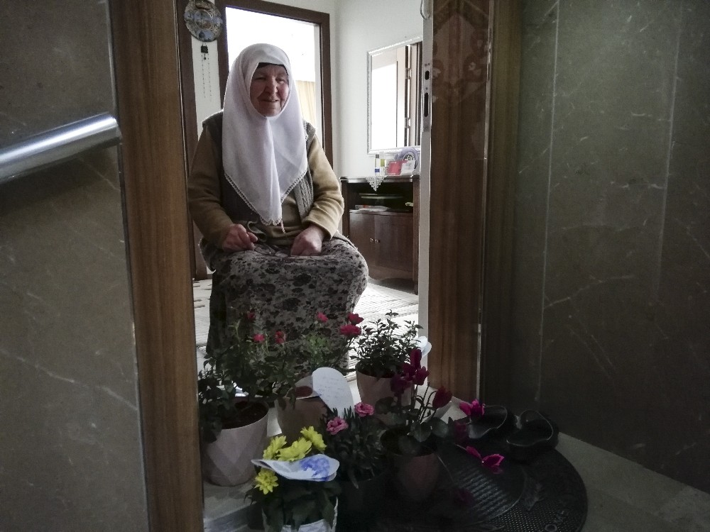 (Özel) 80 yaşındaki Sıddıka nineye çocuklarından sürpriz kutlama 