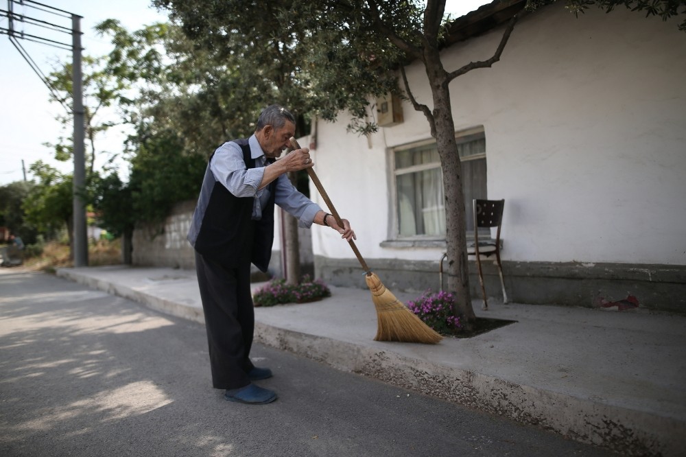 (Özel) 86 yaşında ama...Her gün mahallesini süpürüp çevreye örnek oluyor 