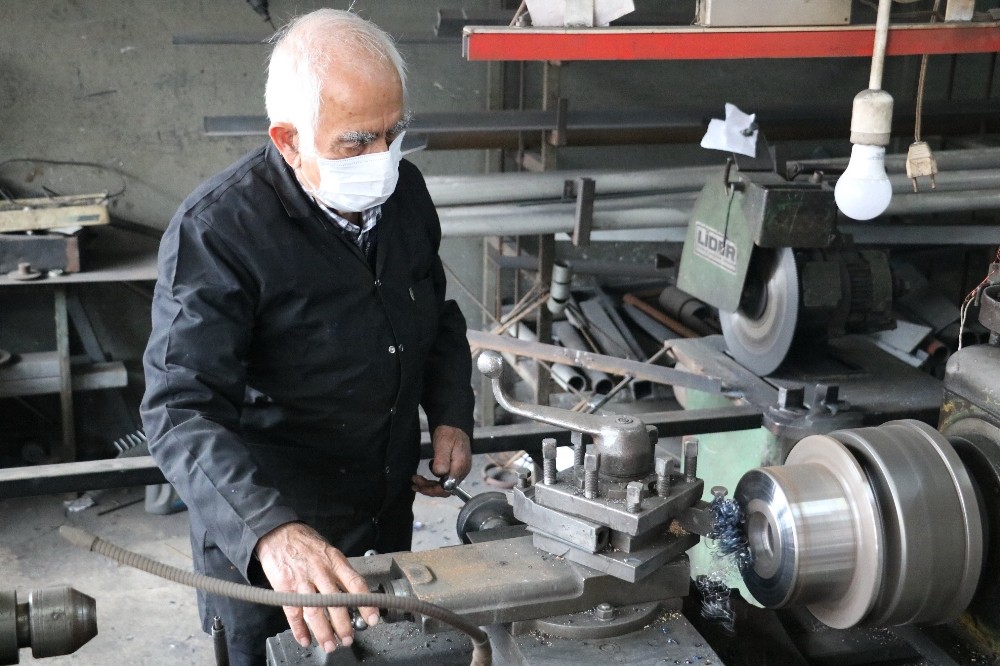(Özel) 86 yaşındaki Nazım usta, günler sonra tezgahının başına geçti 