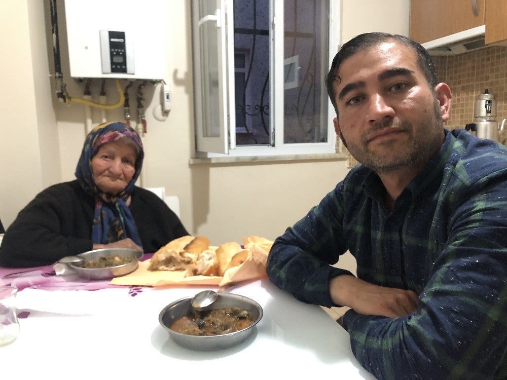 (Özel) 90 gündür arabada yaşayan engelli kadın ve oğlu sıcak yuvalarına kavuştu 