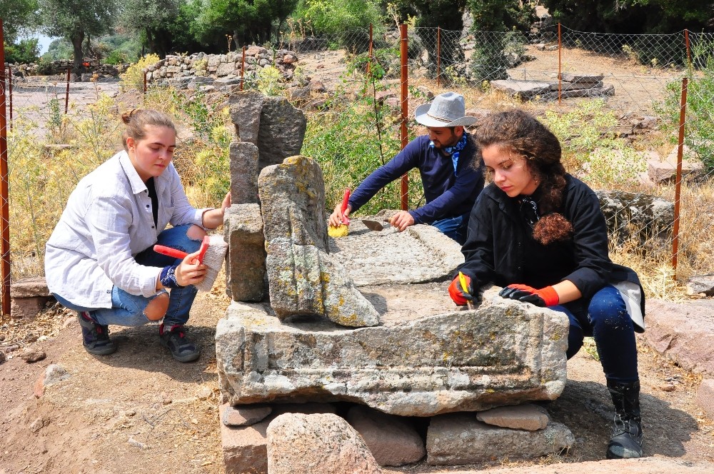 (Özel) Aigai’deki mezarlar kentin kimliğini ortaya çıkarak 