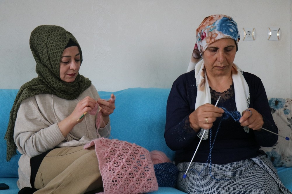 (Özel) Ailesinin 4 üyesini kanserden kaybetti, terapi için lösemili çocuklara örgü örüyor 