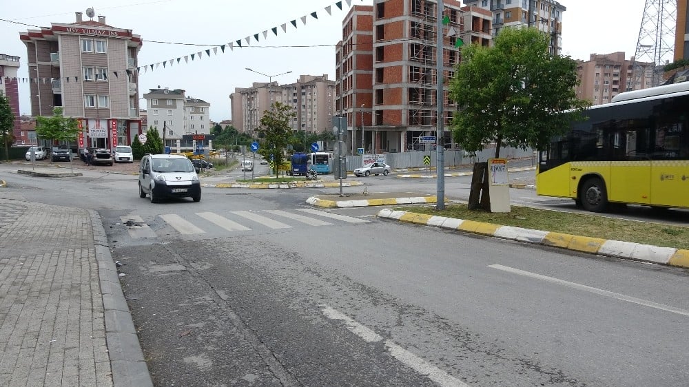 (Özel) Alev alev yanan aracı belediye temizlik ekipleri söndürdü 