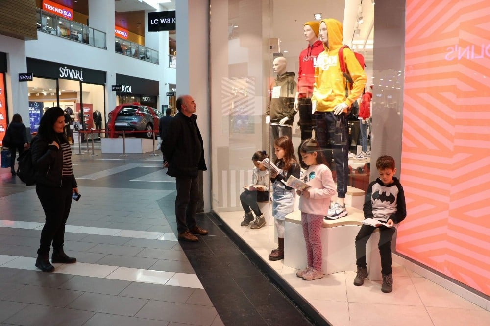 (Özel) Alışveriş merkezi vitrinini gören bir daha baktı 