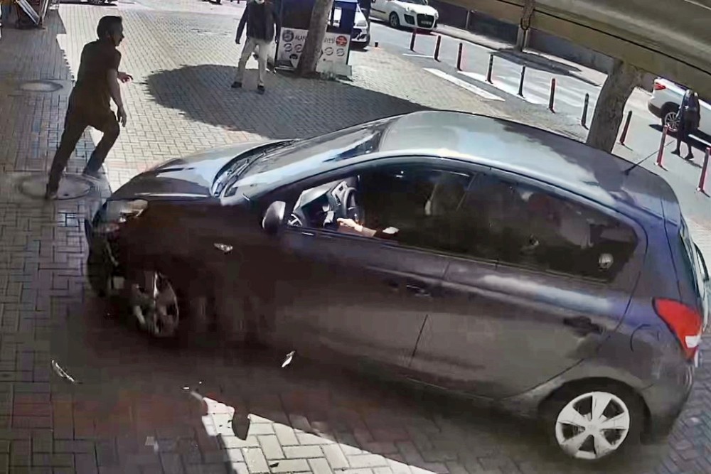 (Özel) Antalya’da inanılmaz kurtuluş kameralara yansıdı 