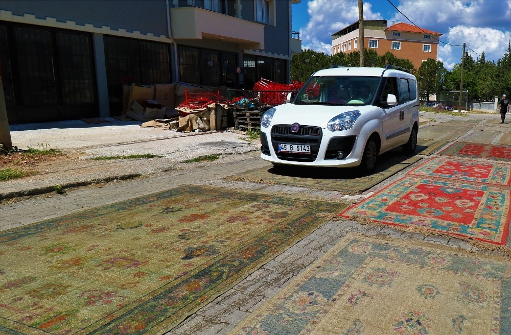 (Özel) Araçların günlerce üzerinden geçtiği halılar değerine değer katıyor 