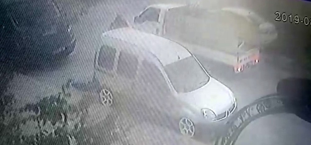 (Özel) Araçtan 5 bin liralık ses sistemini çalan hırsızlar kamerada 