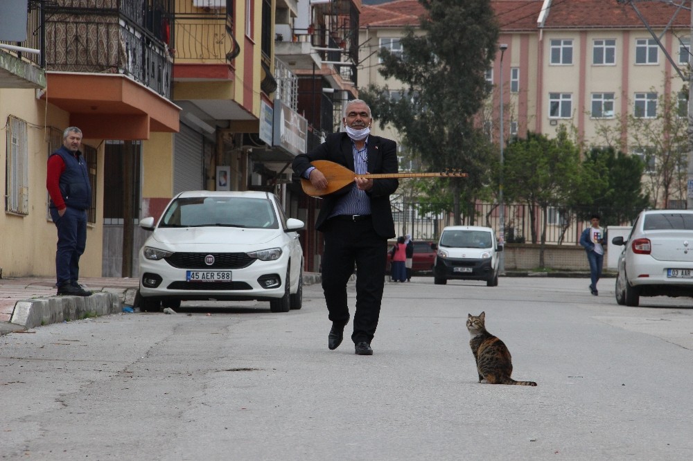 (Özel) ‘Aşık’ muhtardan mahalle sakinlerine korona konseri 