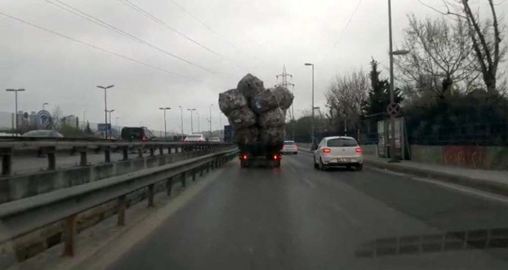 (Özel) Aşırı yüklenen kamyon görenleri şaşkına çevirdi 