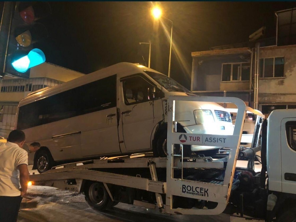 (Özel) Askeri araçla çarpışan minibüs böyle devrildi 