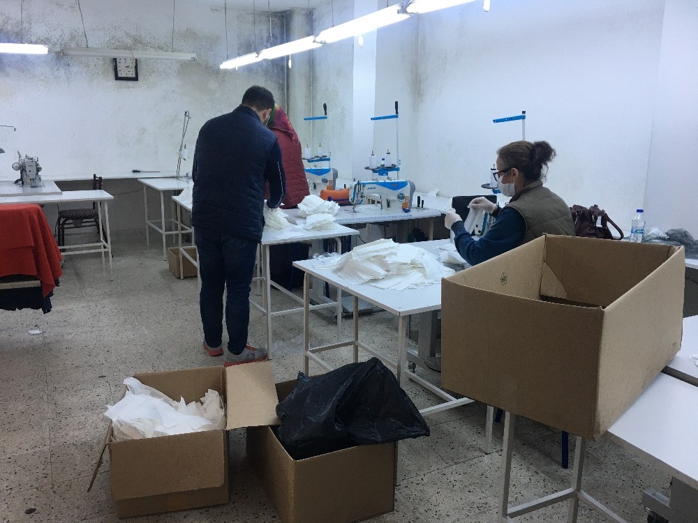 (Özel) Ataşehir’de kaçak maske üretimi yapılan atölyelere baskın 