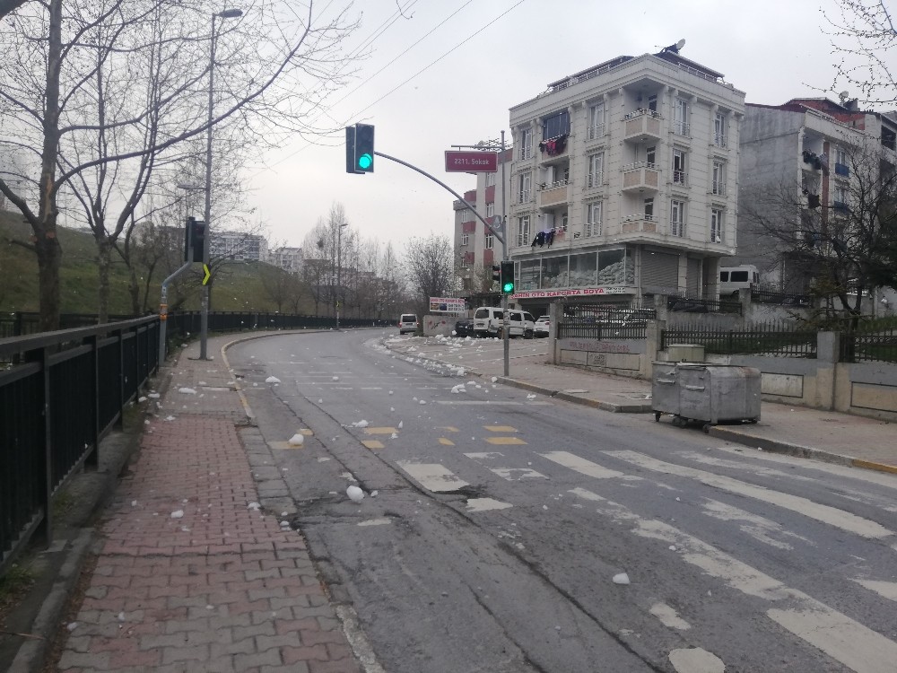 (Özel) Atık su deresi beyaza büründü, köpükler etrafa uçuştu 