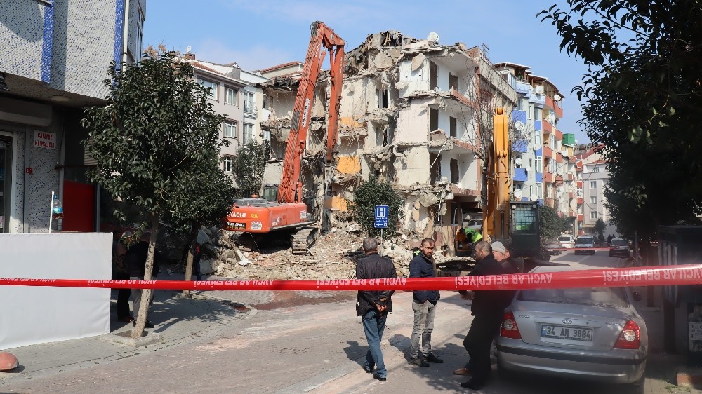 (Özel) Avcılar’da, 5.8’lik depremin ardından hasar gören binanın yıkımı gerçekleştirildi 