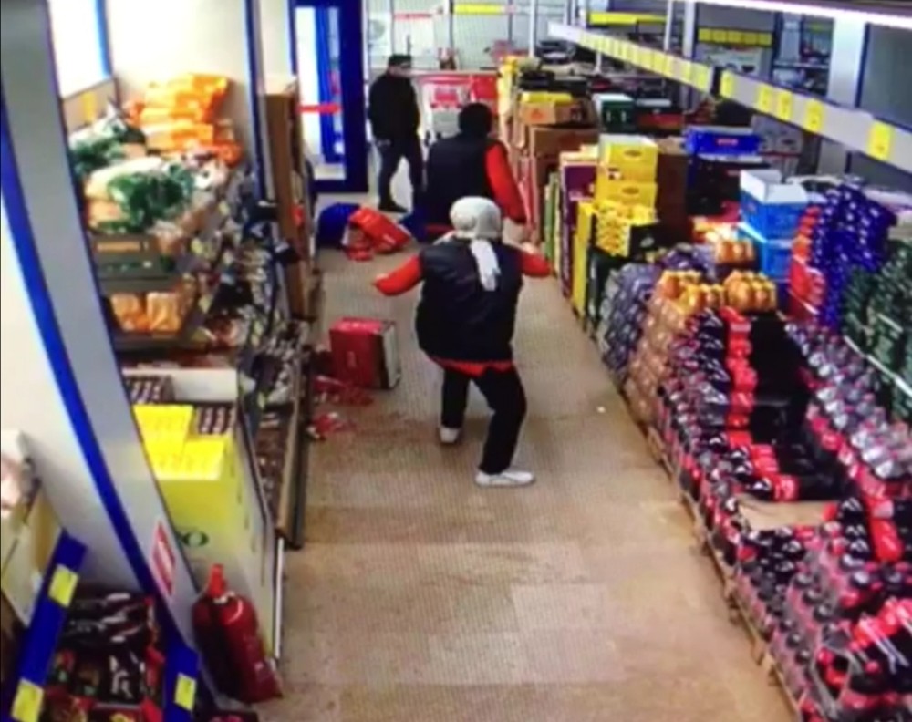 (Özel) Avcılar’da markette maske kavgası 