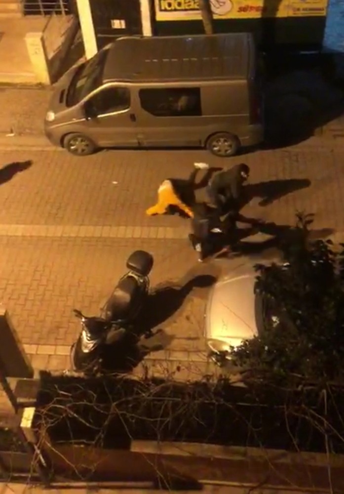 (ÖZEL) Avcılar’da sopalı, sandalyeli kavga kamerada 