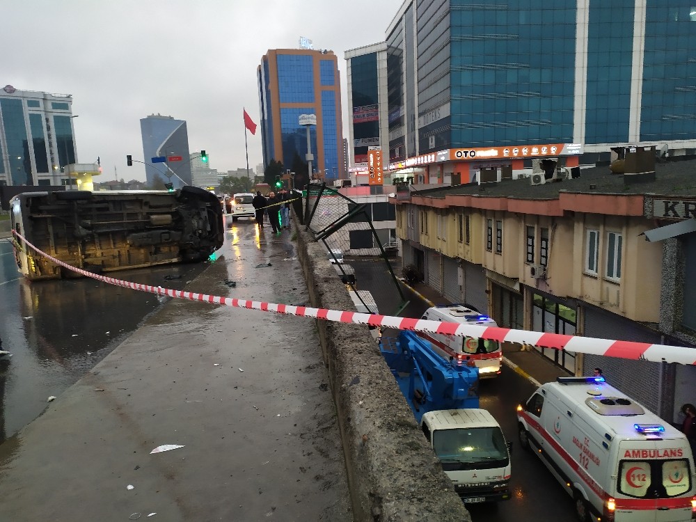(Özel) Bağcılar’da sıradışı kaza: 4 yaralı 
