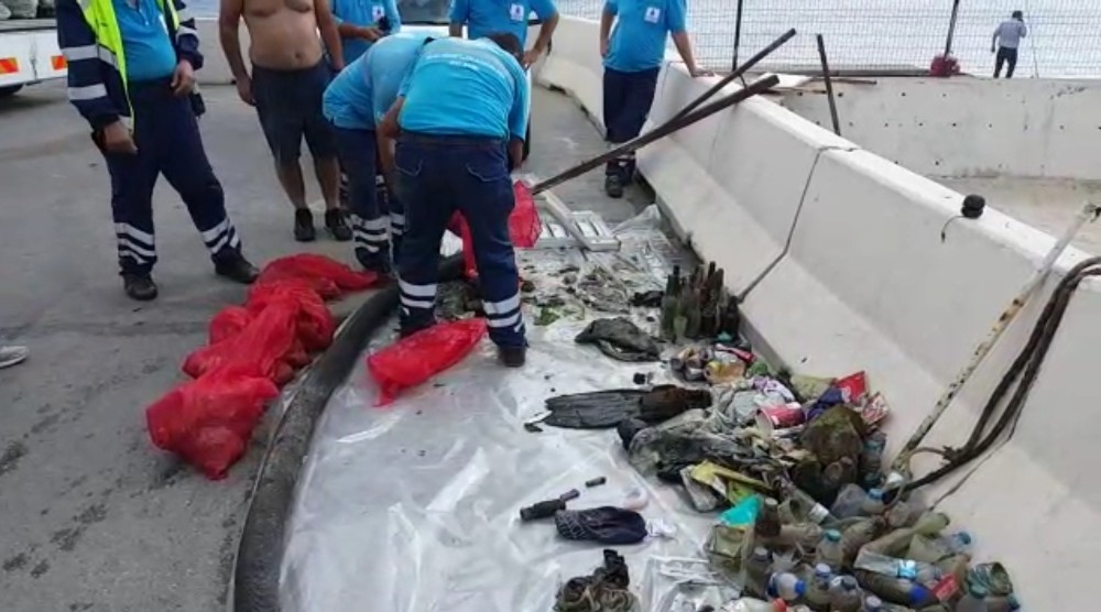 (Özel) Balık adamlar denizden yarım saatte kilolarca çöp çıkardı 