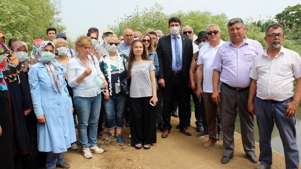 (Özel) Balıkesir’de mahalleliler dereden yayılan kötü kokuya isyan etti 