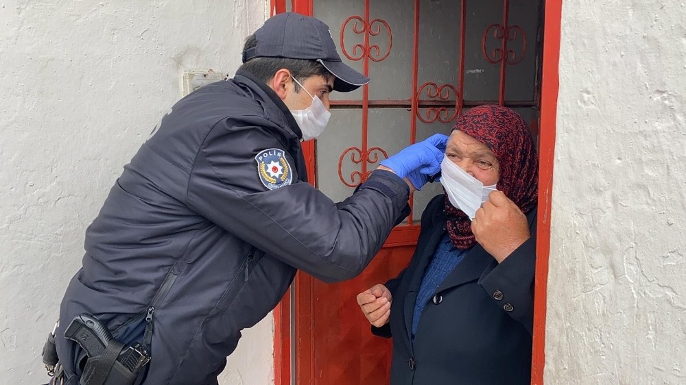 (Özel) Bankadan para çekmek isteyen 77 yaşındaki kadının yardımına polisler koştu 