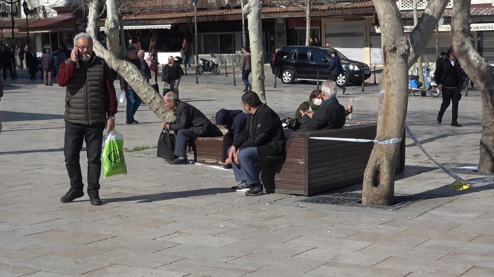 (Özel) Banklara oturan yaşlı vatandaşlara seyyar satıcıdan örnek ‘Korona’ tepkisi 
