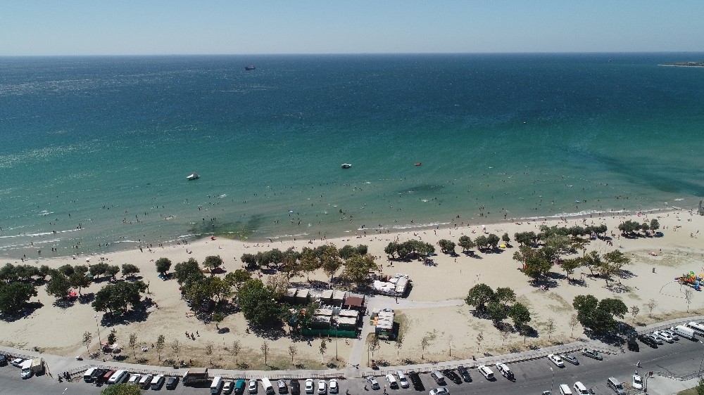 (Özel) Bayramda İstanbullular Menekşe plajına akın etti 