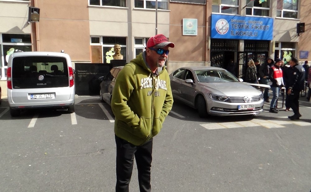 (Özel) Beyazıt Öztürk sandık başına giderken oy kullanacağı okulu şaşırdı 