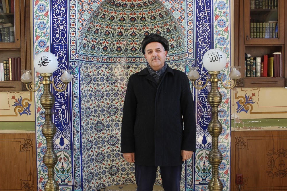 (ÖZEL) Beyoğlu’nda imam, evsizlere camiyi açtı 