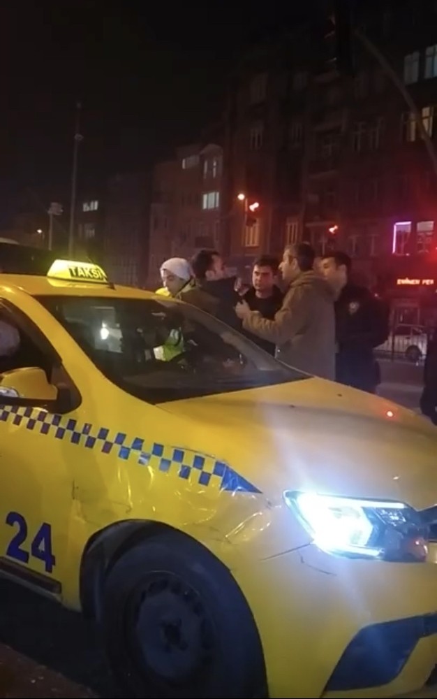(Özel) Beyoğlu’nda taksici kendini emniyet kemerini kilitleyip polise direndi 