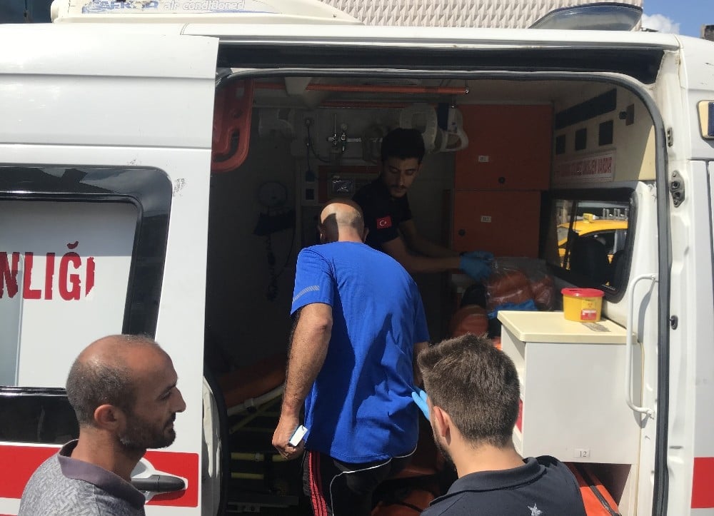 (Özel) Beyoğlu’nda trafik magandaları esnafı darp etti 