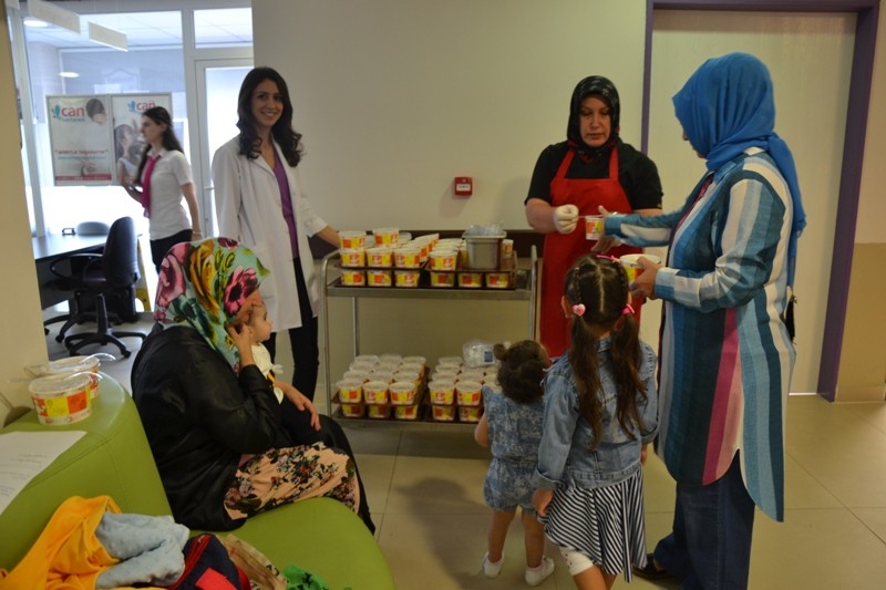 Özel Biga Can Hastanesi aşure dağıttı 