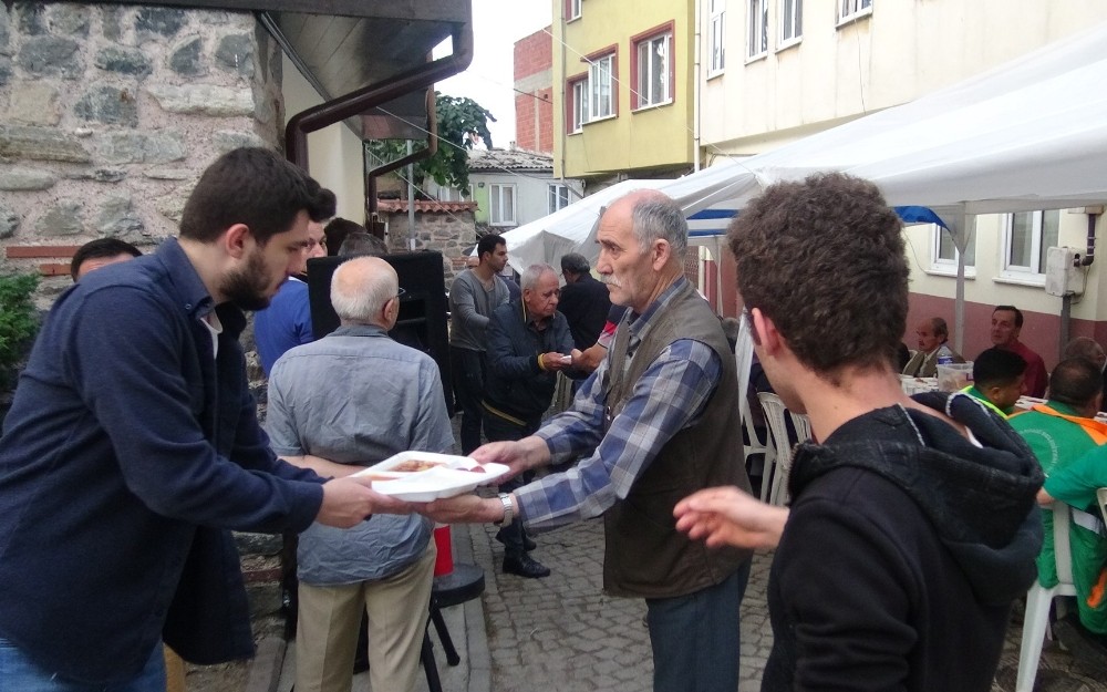 (Özel) Bin 500 kişinin karnı Somuncu Baba iftarında doydu 